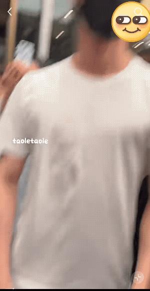 许凯这八块腹肌遮都遮不住啊！好像是湿身啦！胸肌若隐若现的，这真是现场粉丝的超级福