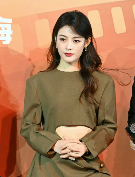 虽然陈丽君没有读大学但是从小到大专业学习越剧已经是行业尖子，优秀到不行，如果说替