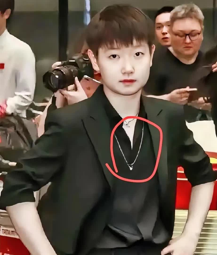 惊掉下巴！
刷到孙颖莎这张图，直接被狠狠拿捏了！

一身黑色西装套装干练利