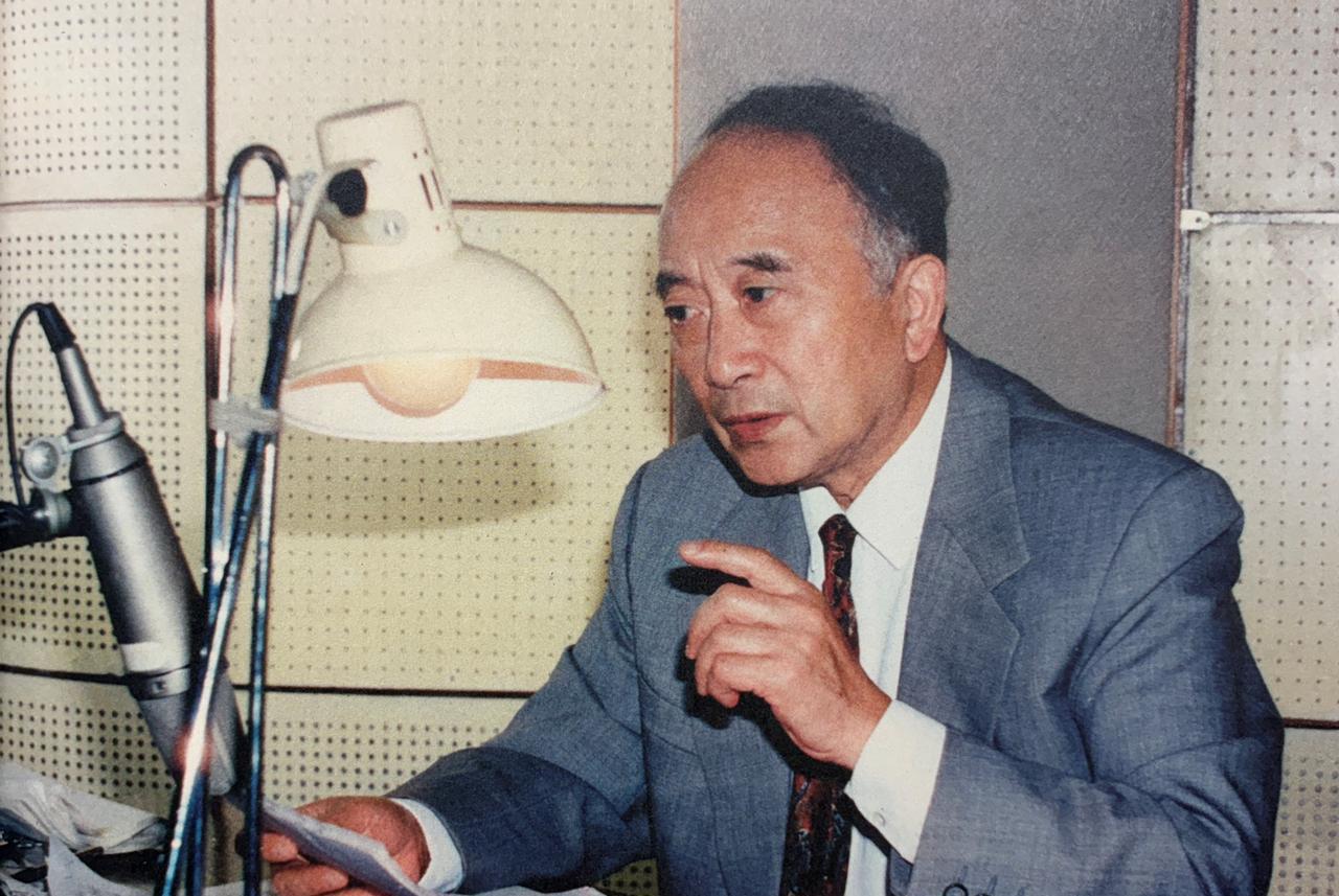 90年代孙道临在录制广播剧