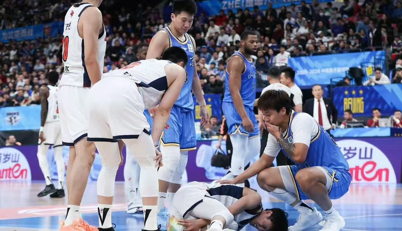 广东34分惨败，防守全线崩溃，锋线差距太大，徐杰未伤及骨头韧带