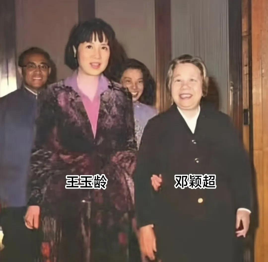 图片一，王玉龄手挽着邓颖超的一张留影；
1973年张灵甫的遗孀王玉龄受邀回国，此