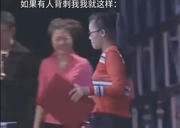当年田震大闹颁奖晚会的一个细节，女主持一直微笑讲话，当田震说出“当然”两个字的时