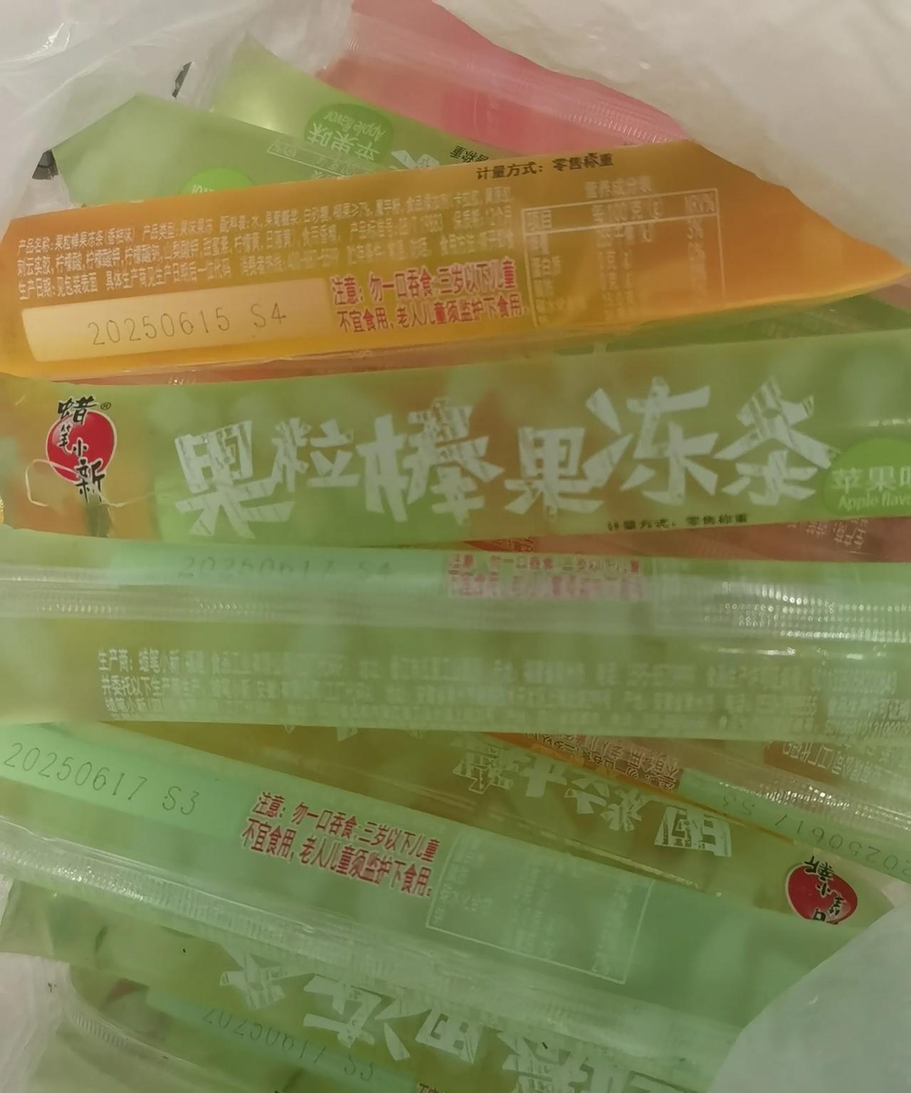 外婆悄悄给孩子准备的夏天饮品，一包和一堆毫无营养的东西，太多添加剂和色素。真的是
