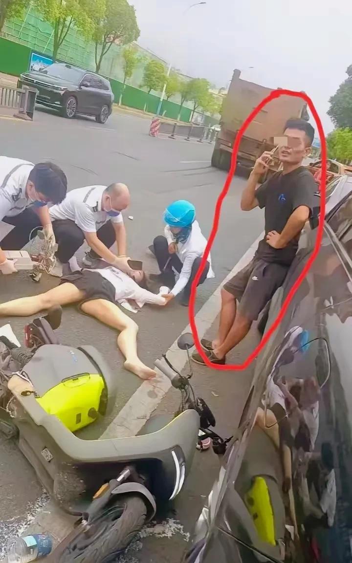 九江市恒盛科技园附近发生了一起重大车祸。一辆后八轮与一位骑电动车的女子相撞，导致
