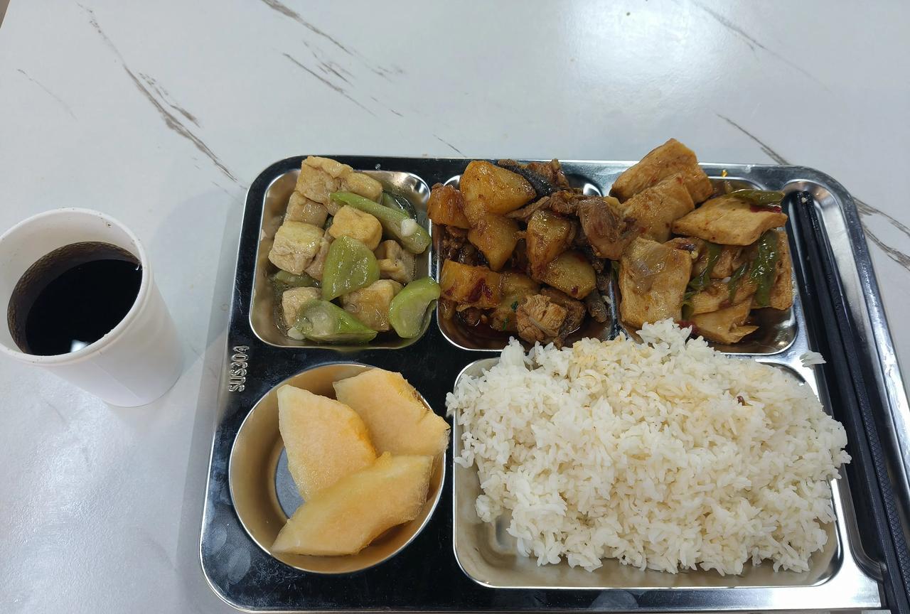 今天上海滩狂风暴雨，台风马上要来了，中午我又来到春沪湘自助快餐店吃午餐，每隔几天