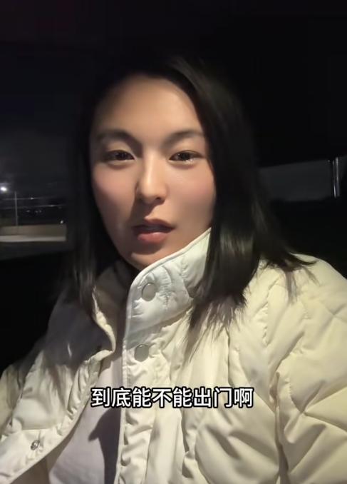一个身在美国的华人女子为了证明美国是安全的，深更半夜不睡觉摸黑跑到公园录视频。她