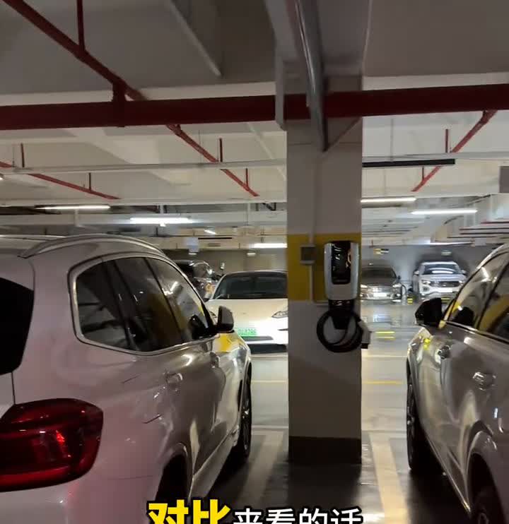 XT5底盘比宝马X3高。
刚好旁边停了辆X3，对比来看高度差不多，但底盘高度应