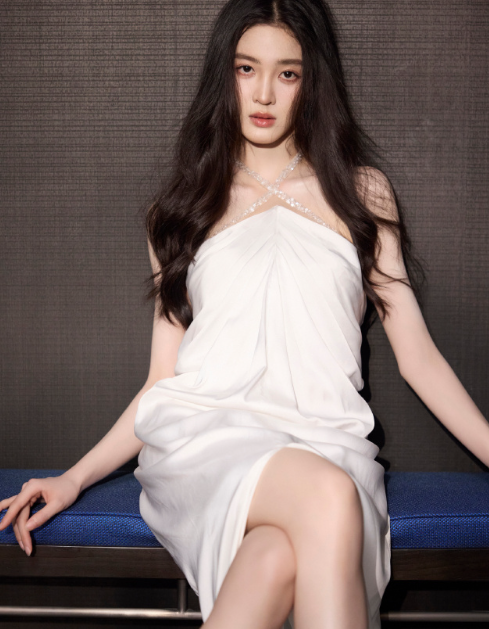 张凯莹的白裙妆造，这妆容和状态真的很不错！ 
