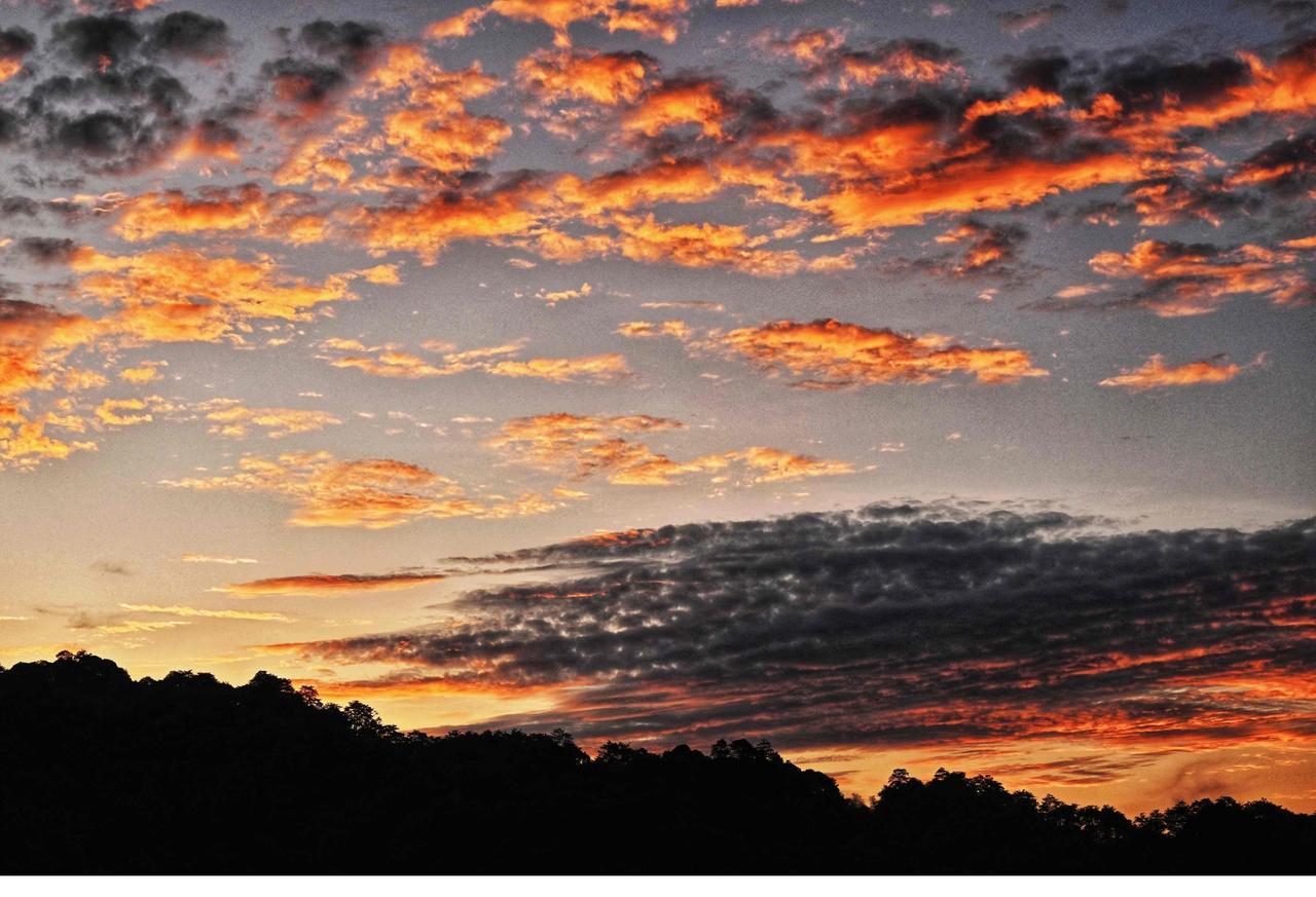 这霞光太美了
地点：贵州赤水天岛湖国际旅游度假区
摄影：周林