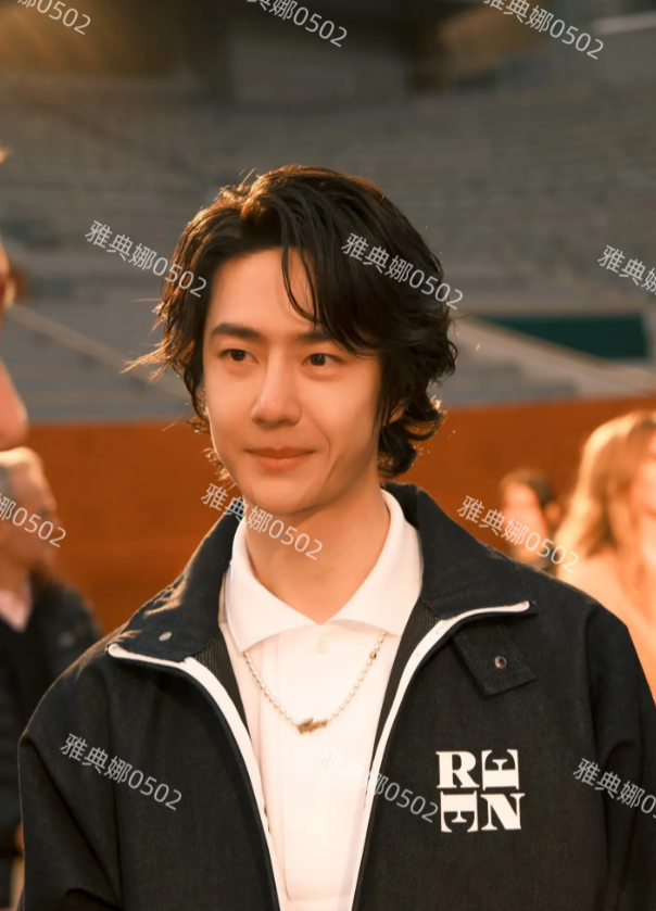 虽然王一博巴黎时装周的造型被群嘲了，但他的脸还是很帅的，表情也很可爱又奶又乖。