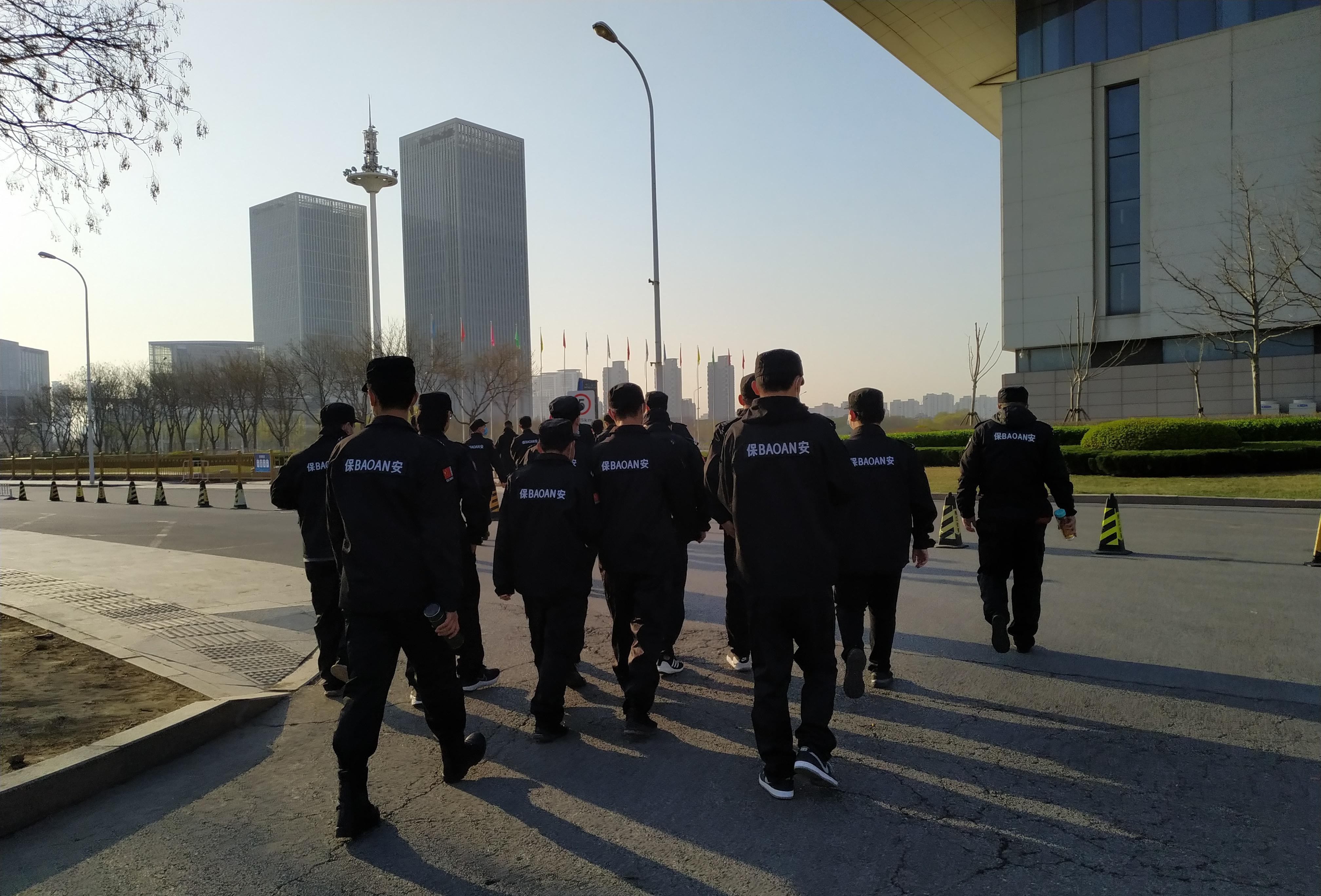 广东的农民工廖某，十几岁时因为生病，右眼失明了，后来就没再读书。踏上社会后，廖某