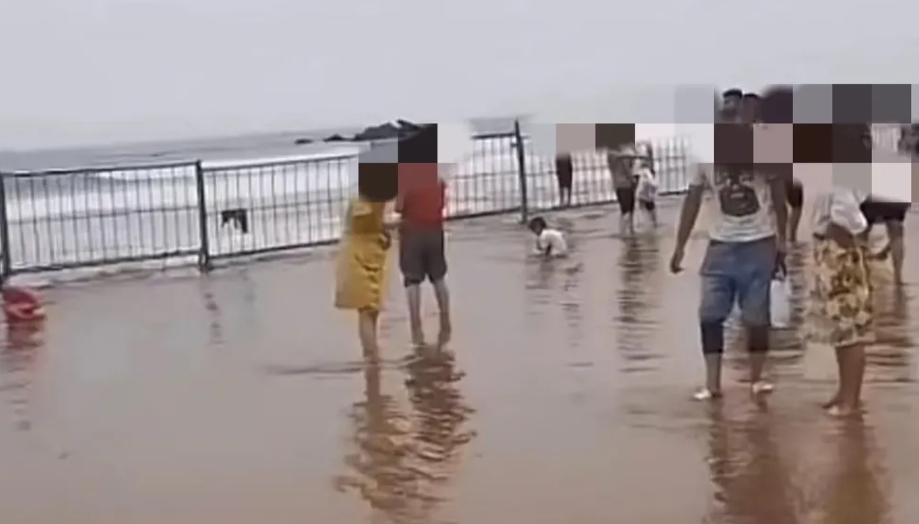 为了游客的安全，青岛给大海安上了护栏……
五一假期在青岛的时候看到的，虽然只围了