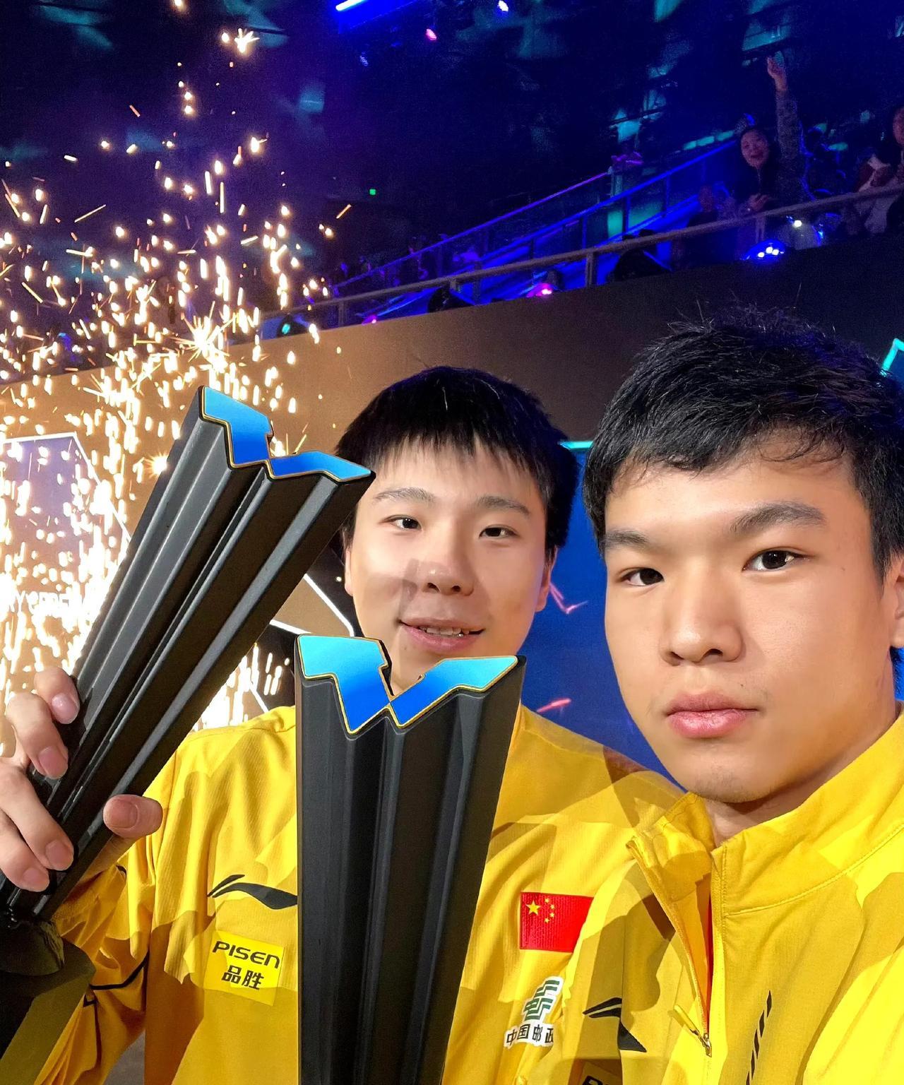 向鹏今天获男双冠军，现场表现就很沉稳。
会自拍了，也会配合了，脸上很自然，还面带