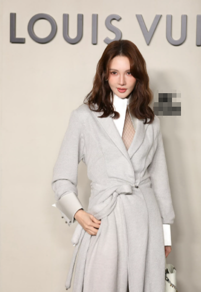 LV活动现场的金晨美出新高度！简约造型勾勒优越身形，自然大气的魅力扑面而来。全程