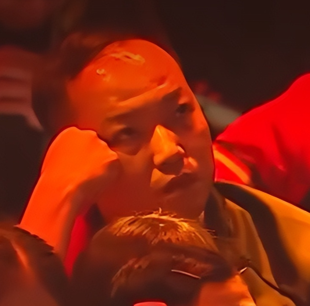我好像知道今天比赛为啥中途没有叫停了
任浩教练真是个狠人，虽然年纪轻轻，
但有一