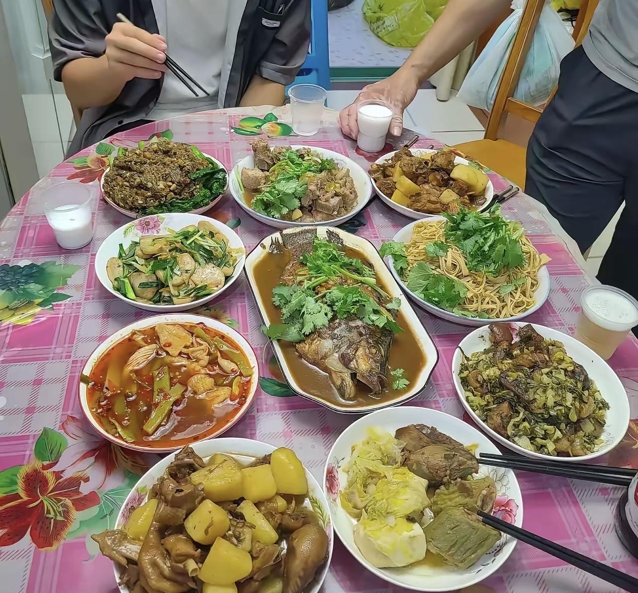 一桌菜引发大讨论，到底哪的菜系？
山东网友说：绝对不是山东菜，山东人不会把鸡与土