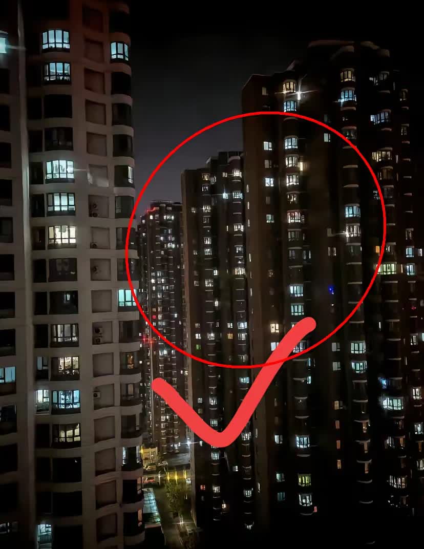 房价跌得比想象中狠。

去年看中一套房，挂牌180万，我出160万没谈成。半