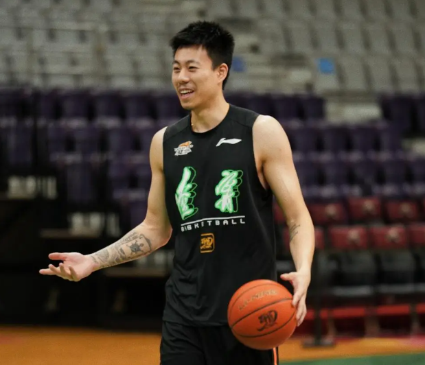 张镇麟离开辽宁队转会上海，辽篮队友纷纷发微博送上祝福。]随着辽篮锋线悍将张镇麟转