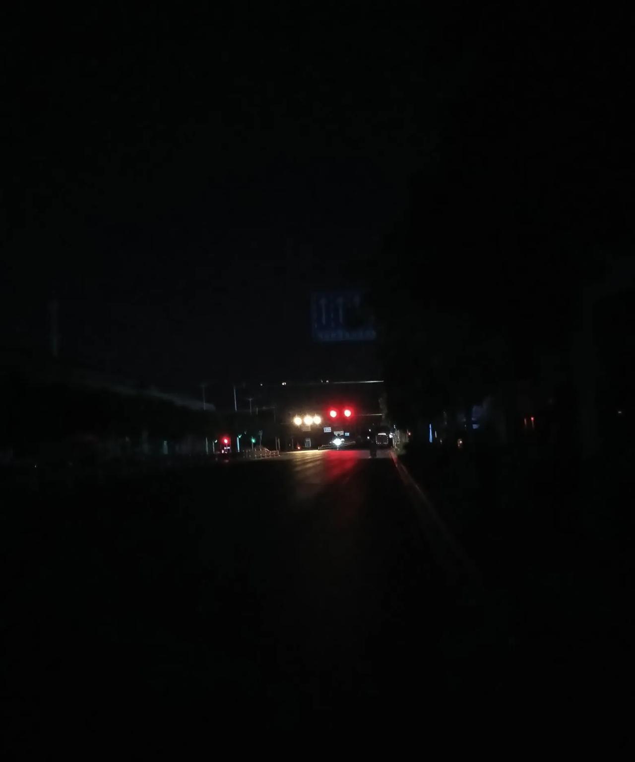 从复兴大道到关沮大道(原318国道)一路都是黑暗“统治着”！路灯杆有，灯泡也有，