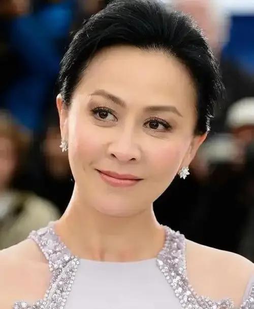 刘嘉玲因不当言行触碰国家底线，引发热议，其“闺蜜团”旧事也被重提。那英虽未直接涉