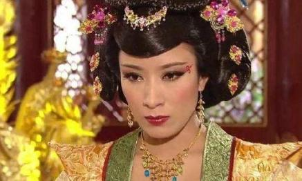 1189年，一名宫女正在服侍宋光宗洗澡，宫女在递毛巾时，不小心有了肌肤接触，宋光