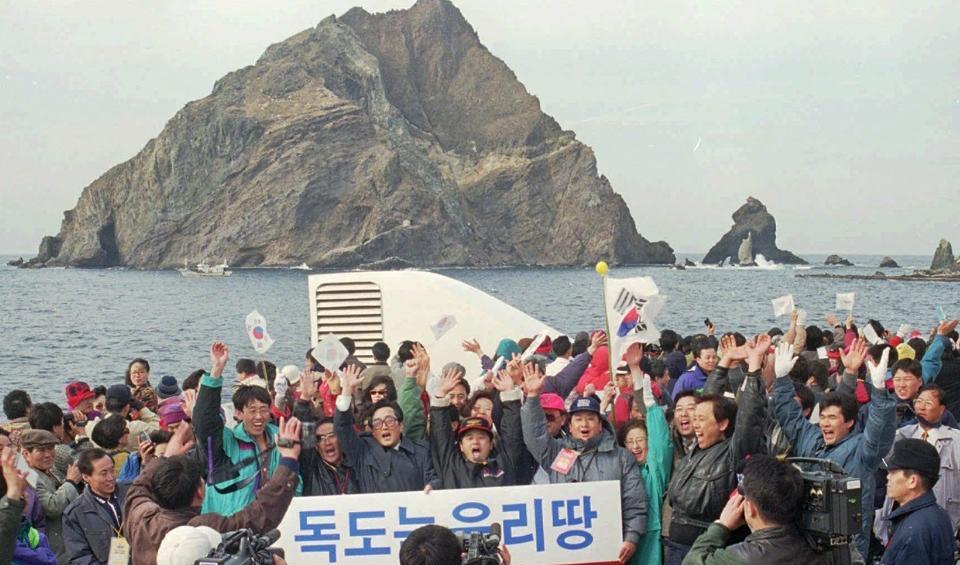 7月15号，日方突然发布防卫白皮书，宣示对独岛的主权。对此，韩国上下很快炸锅，迅