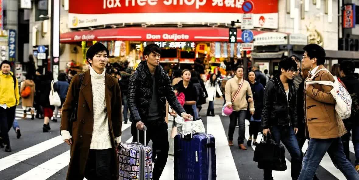 为什么中国盛产“巨婴”，一到国外就通情达理？


为何有些中国人在国内行事