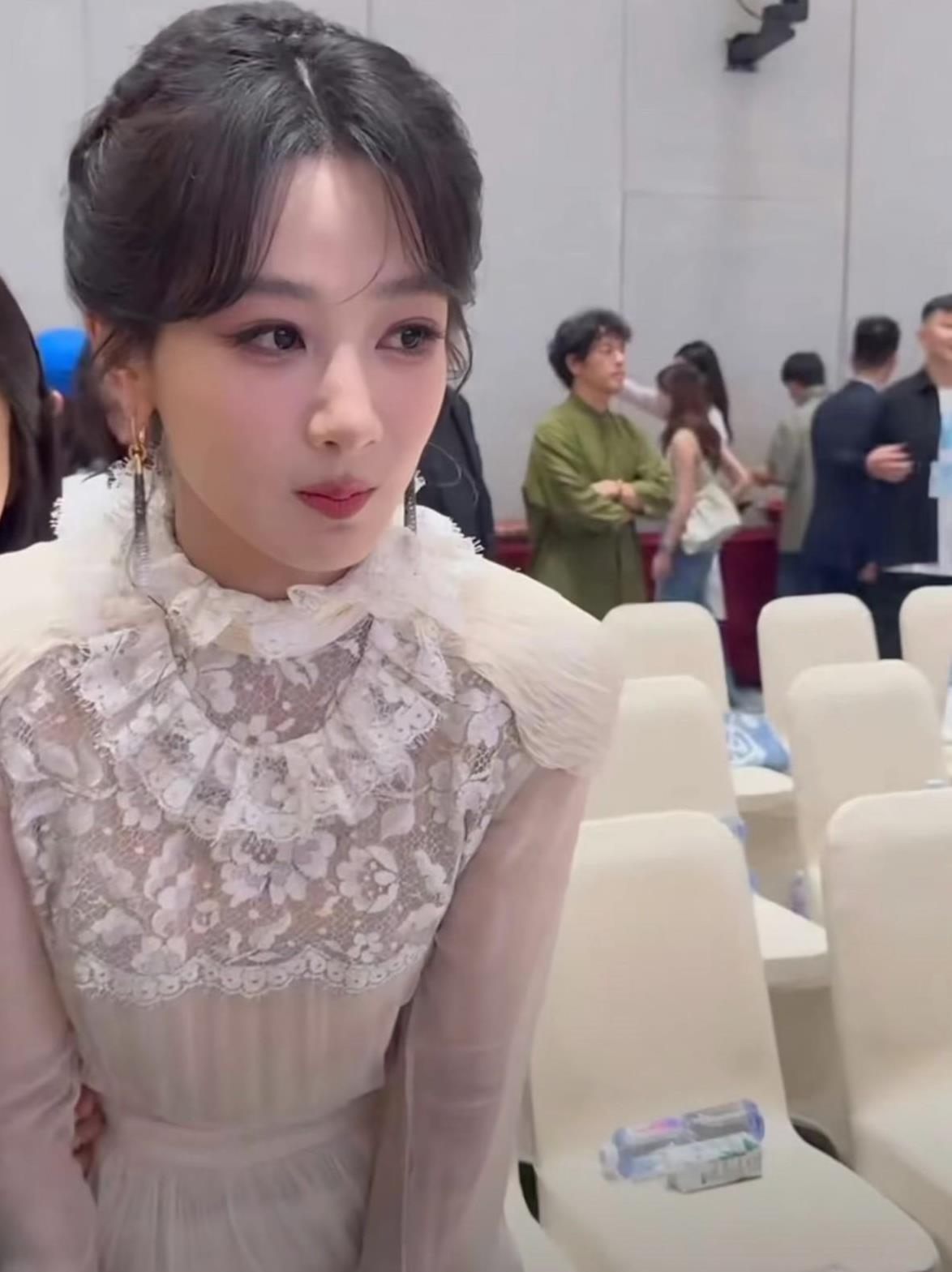 看完白玉兰颁奖大会后
朋友惊讶的问我
为什么杨紫黑粉那么多
我转头瞪了她一眼，你