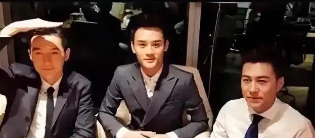原来，他们的关系比我们想象得还要好。记者问靳东，有钱借给胡歌还是王凯，靳东说，都