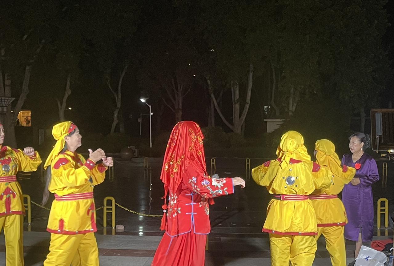 邯郸，不愧是豫剧戏窝子。
白天，公园里，常有唱豫剧的。
还有“毛遂自荐”大舞台，