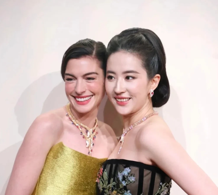 还是中国人抗老，两人就差了5岁，刘亦菲比安妮海瑟薇看上去显年轻不少，面部平整饱满