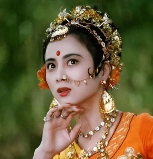 1997年，李玲玉与犹太富商杰瑞步入婚姻殿堂，新婚之夜，她半开玩笑地问杰瑞：“你