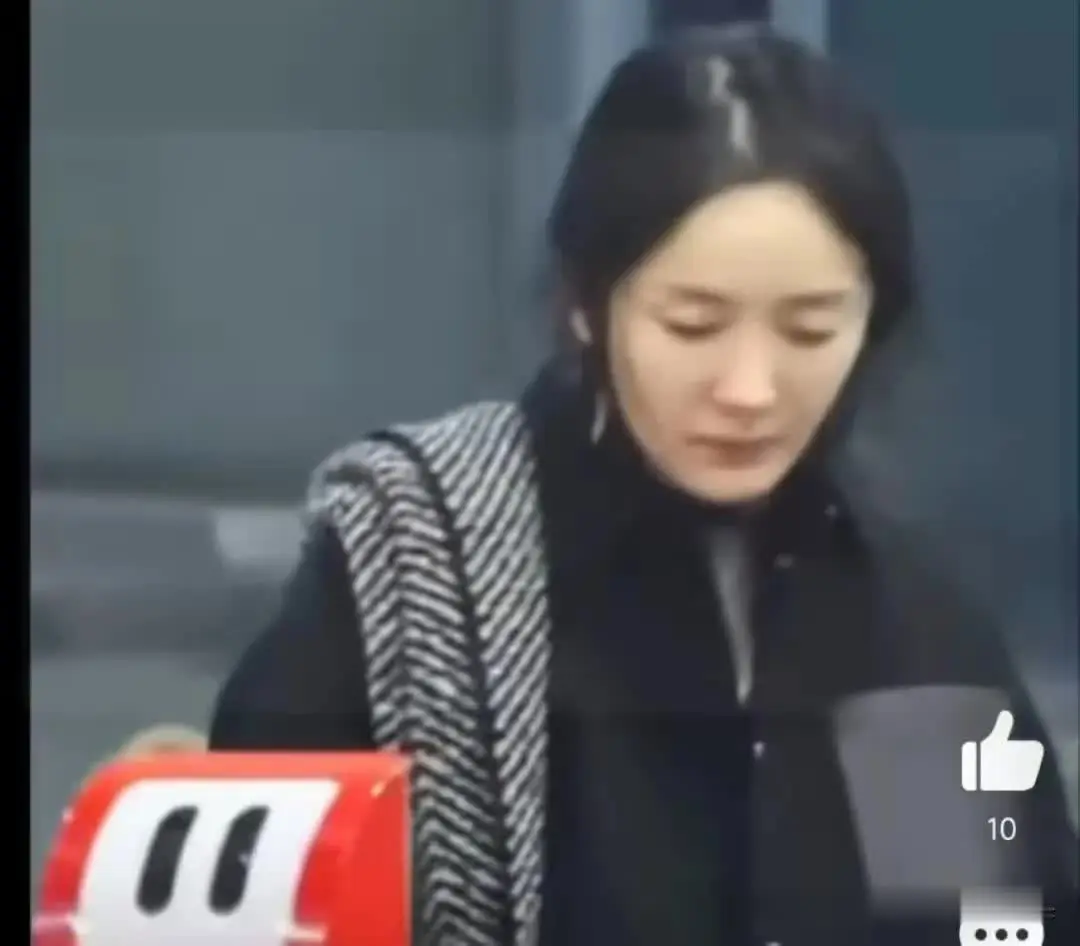 张兰素颜好吓人啊，但直播里好靓啊。