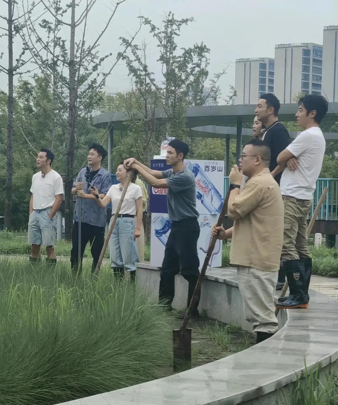 明星的钱就是好挣。录个综艺做做样子，7位数就到手里了。看着陈乔恩，阮经天。岳云鹏
