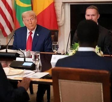 特朗普闲扯淡冒犯了利比里亚人。

在接见非洲国家利比里亚总统博阿凯的时候，特朗普