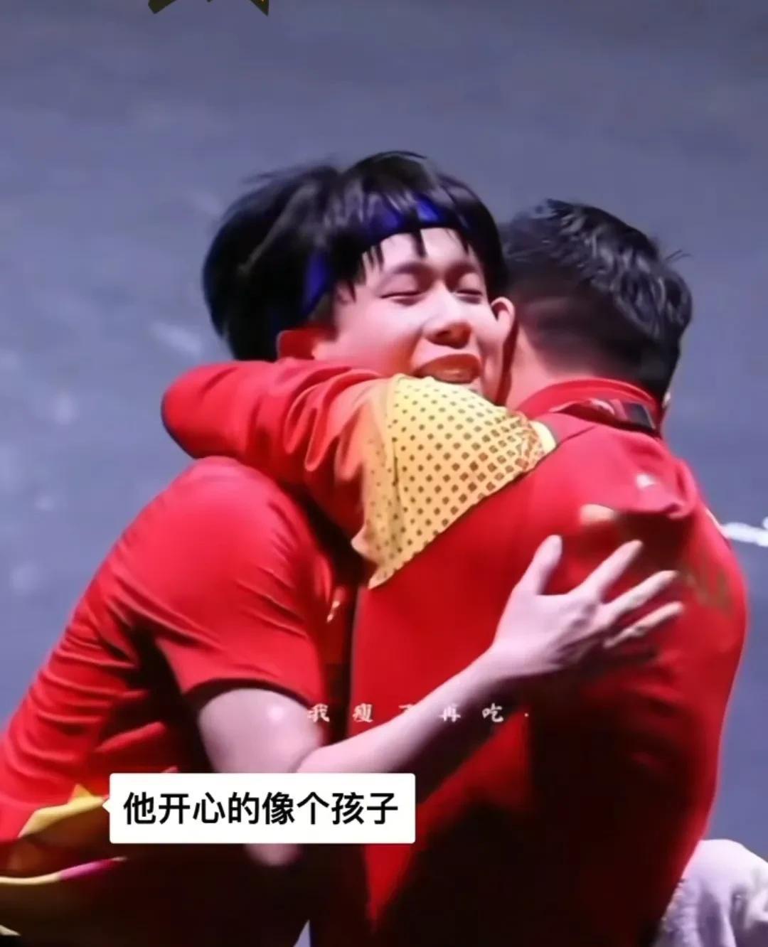 王楚钦扛下所有，战胜了自己，拿命拼得了男单冠军，王皓压在心底的巨石落地了……
王