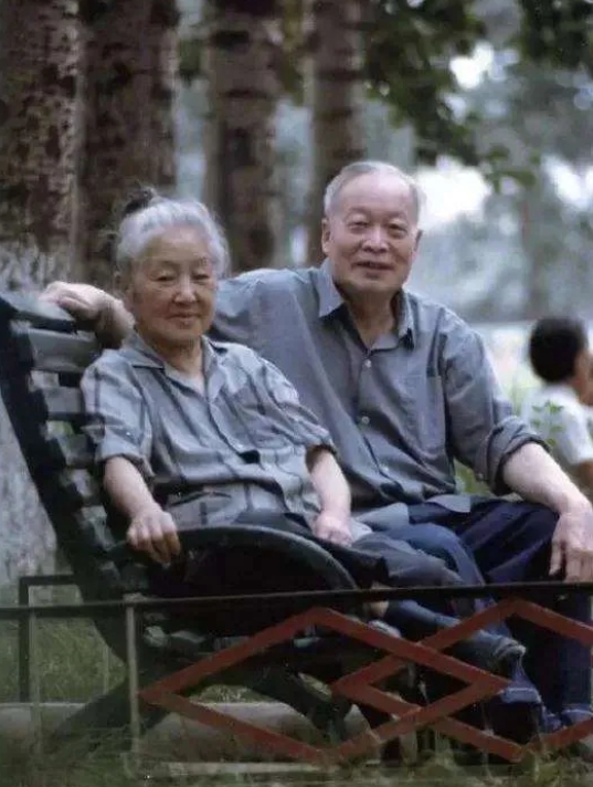 那年，钱三强的妻子何泽慧去菜市场买菜，售货员不屑地说：“老太太，这个冬笋很贵的，