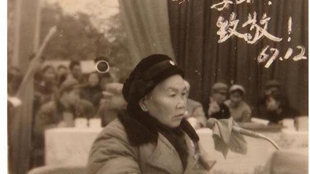 1944年张思德牺牲，警卫队想就地掩埋，毛主席：胡闹，快抬回来