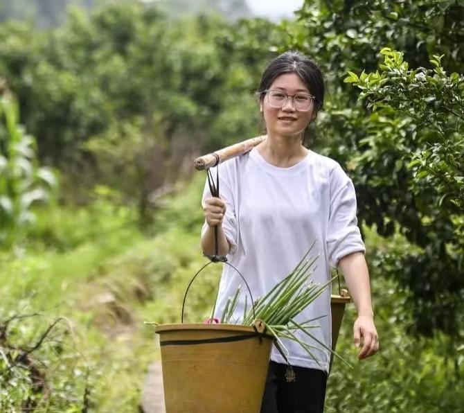 扁担女孩露面接受采访了，
这次是新华社，
采访中，她透露了一家人的经济来源。
全