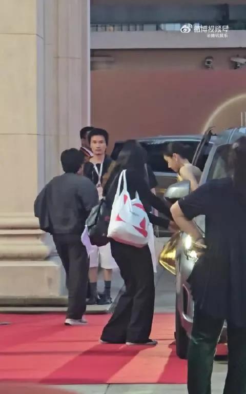 红毯突发！王子文身着闪耀金色高定裙现身中国时尚产业盛典，却因裙摆过长意外摔倒[跪