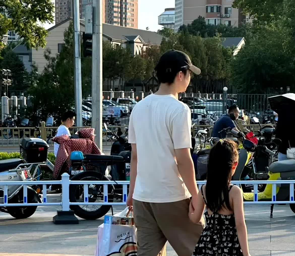 董子健带女儿溜达，与孙怡离婚后对孩子依然给足父爱