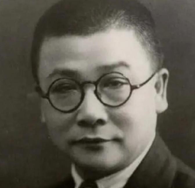 1950年，三野副司令粟裕进京公干，偶遇情报部部长李克农。李部长跑着上前，问：“