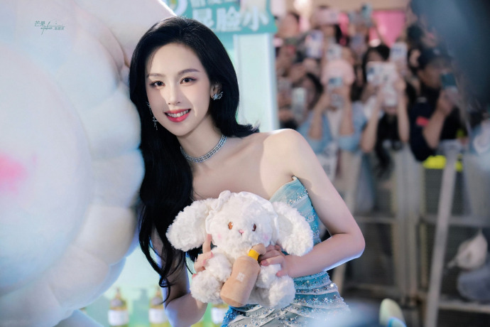 陈都灵今日活动路透图
美神降临