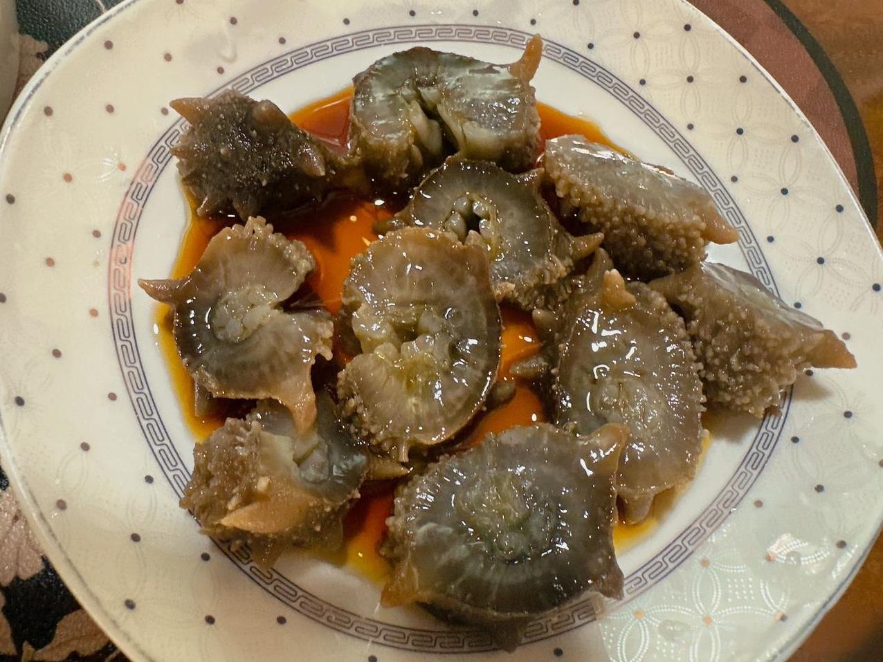 还是家里的饭菜最好吃
拿出来两只即食海参切片加入味极鲜香油，记住海参不能放醋，加