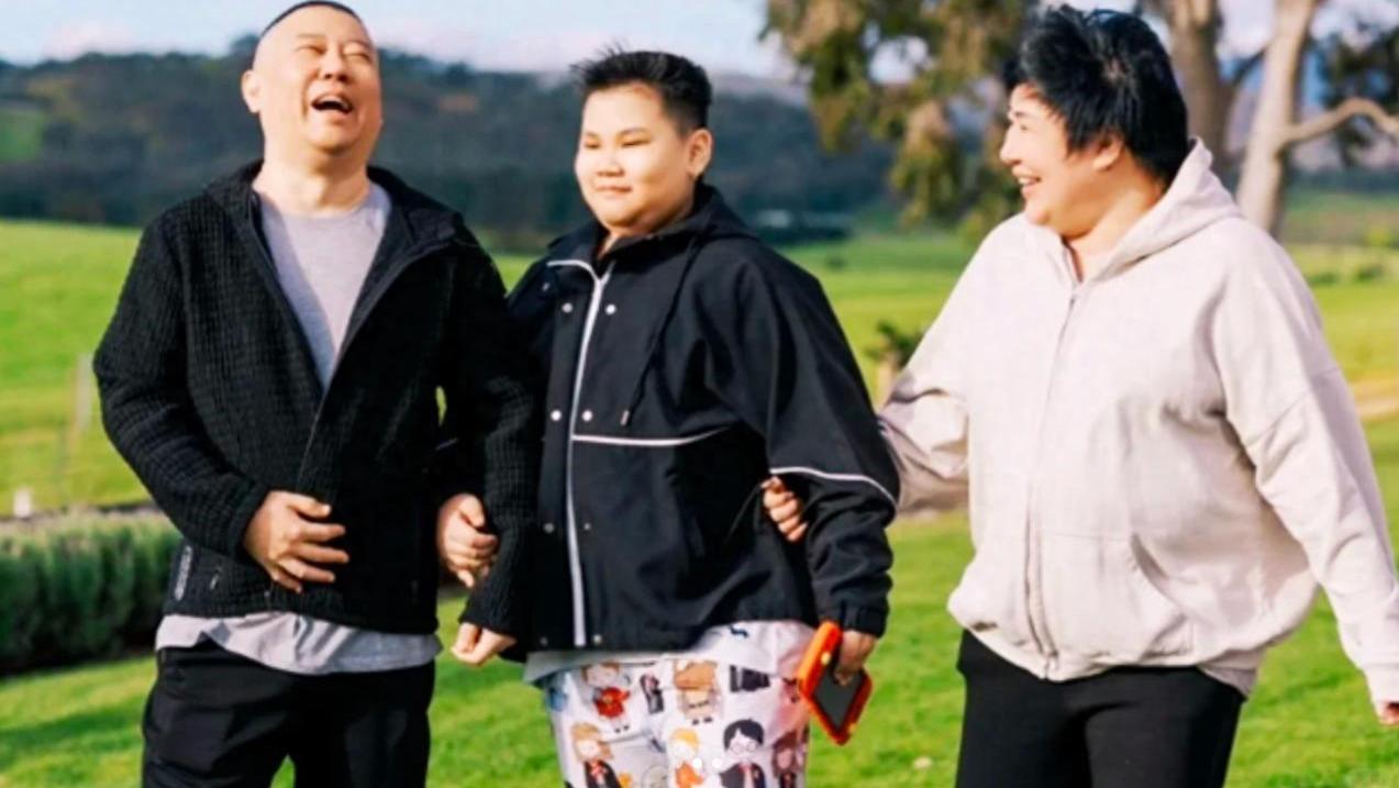 郭德纲带妻儿澳洲度假，大庄园挽手合照，10 岁郭汾阳扎耳洞玩手机，两种育儿方式戳中千万家长
