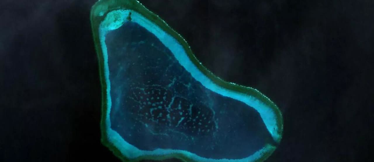 菲律宾：强烈抗议！
9 月 10 日中国批准建立黄岩岛国家级自然保护区后，菲律