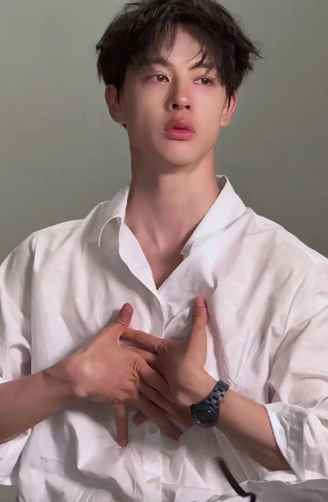 尹昉这两天被夸狠了
越来越不理解
一个舞蹈专业的，跨界演戏，演技还这么好，感觉能