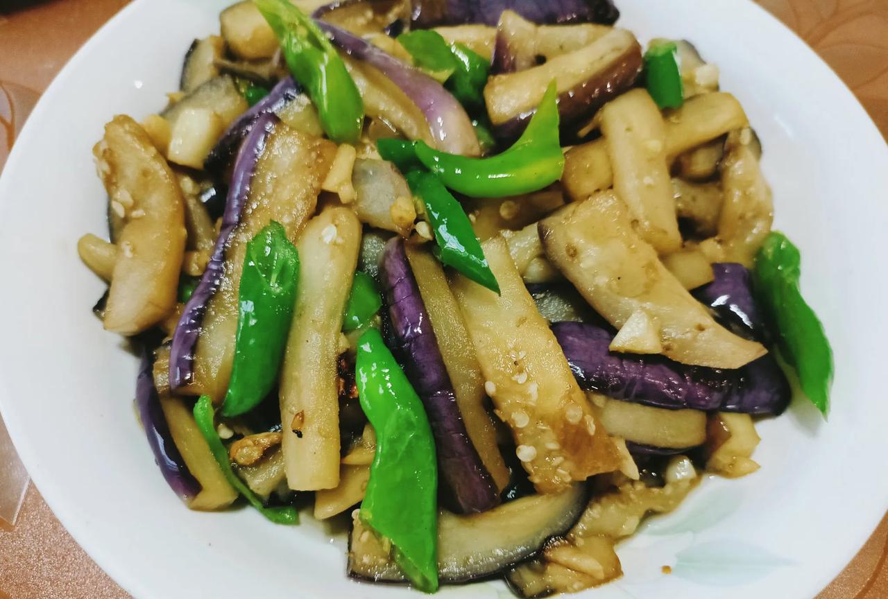 #我的宝藏兴趣#
分享今日晚餐，今天晚上只做了两个菜，基围虾，鱼肉茄子，还有凉拌