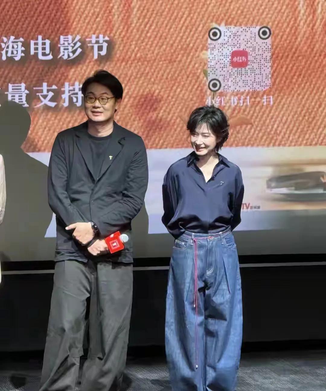这俩人站在舞台上太搭了，简直太相配了！无论风格气质穿搭和姿态简直是一样类型。
裤